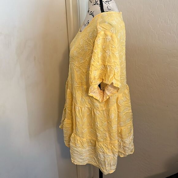 Torrid Yellow White Design Back Button Keyhole Tiered Top Contemporary Feminine - Picture 5 of 12